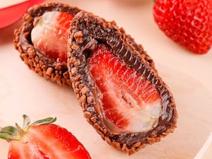 Coxinha de Morango - Brigadeiro Gourmet + Morango Fresco